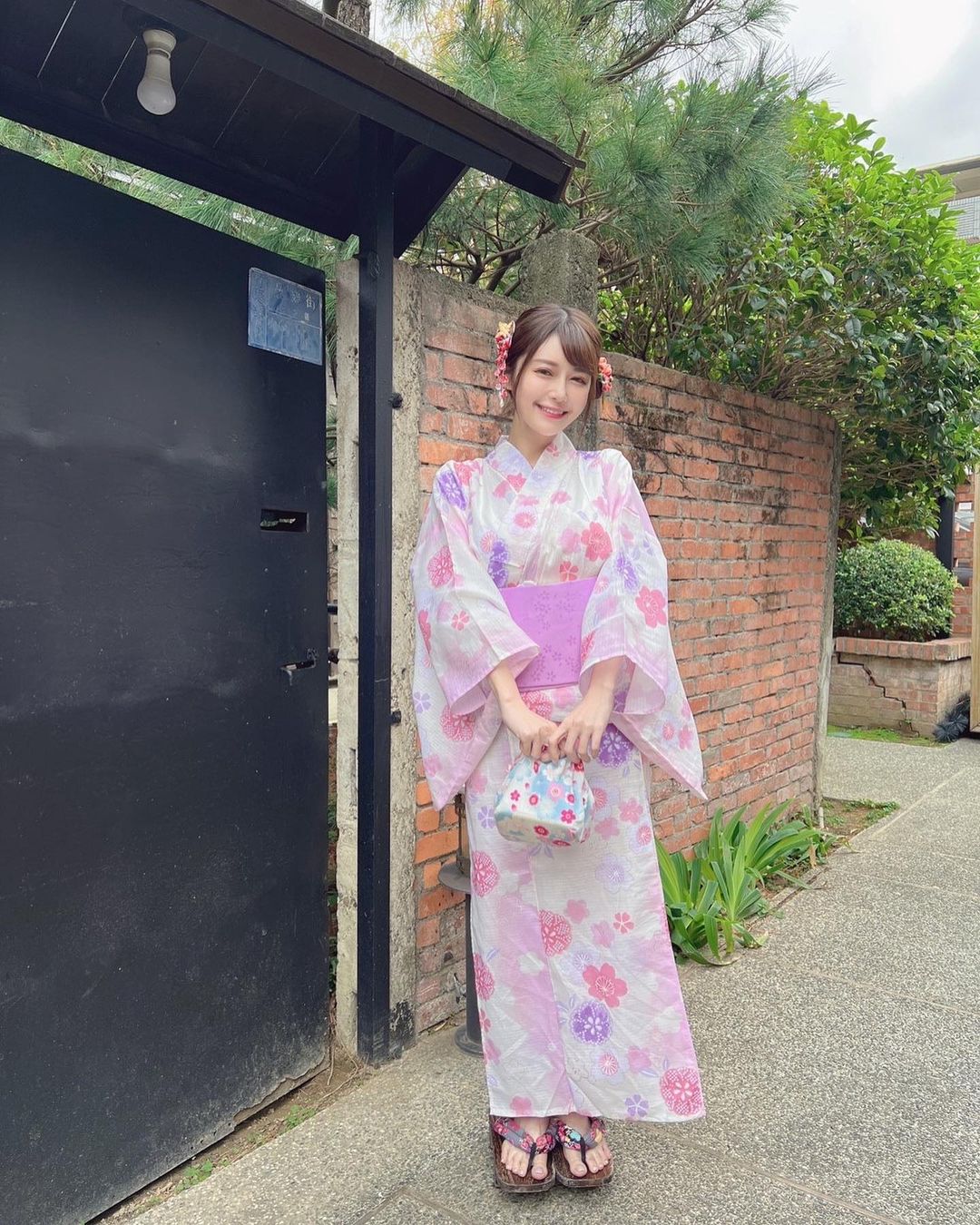 巨乳甜心「安希」美式餐廳用餐穿太辣！大露「豪乳美腿」，IG辣到被鎖！