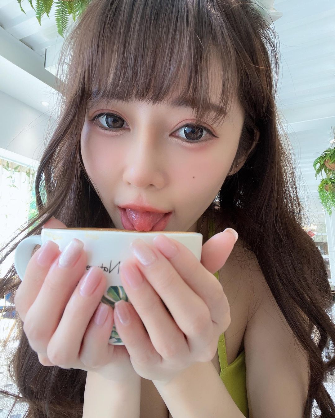 巨乳甜心「安希」美式餐廳用餐穿太辣！大露「豪乳美腿」，IG辣到被鎖！