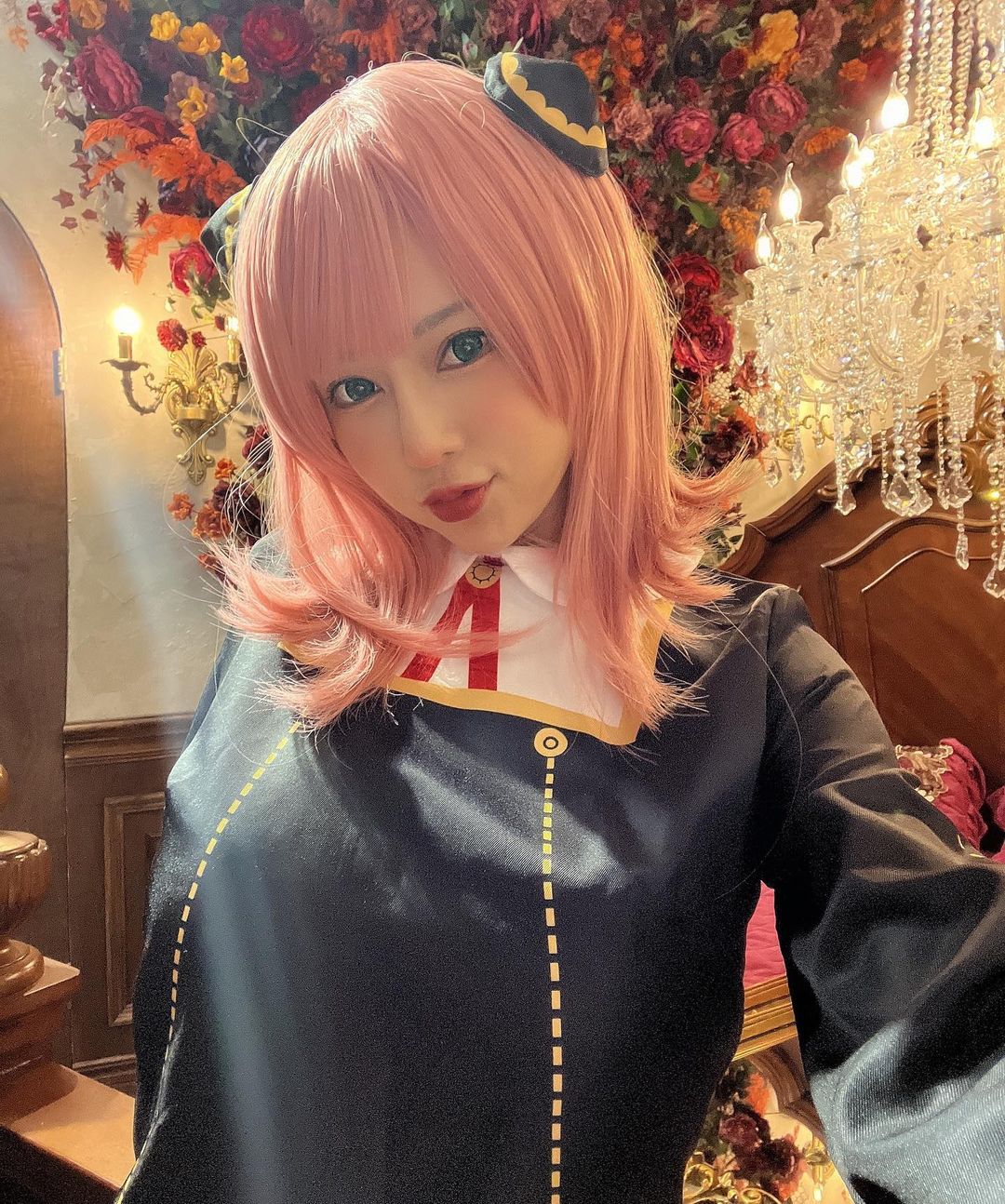 巨乳甜心「安希」美式餐廳用餐穿太辣！大露「豪乳美腿」，IG辣到被鎖！