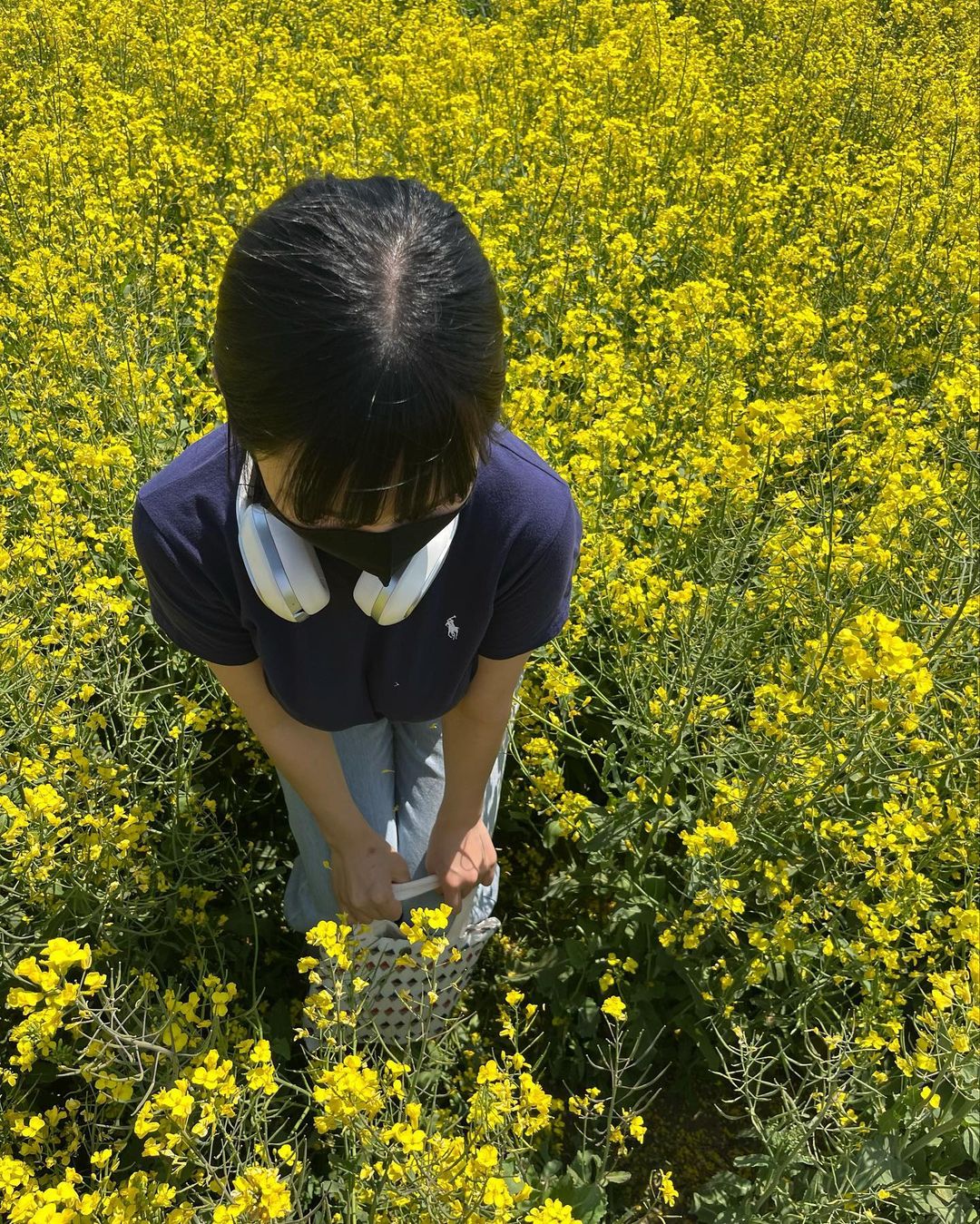 「短髮妹」到哪都擺邪惡炸彈，猛挺「巨無霸嫩乳」上衣都罩不住