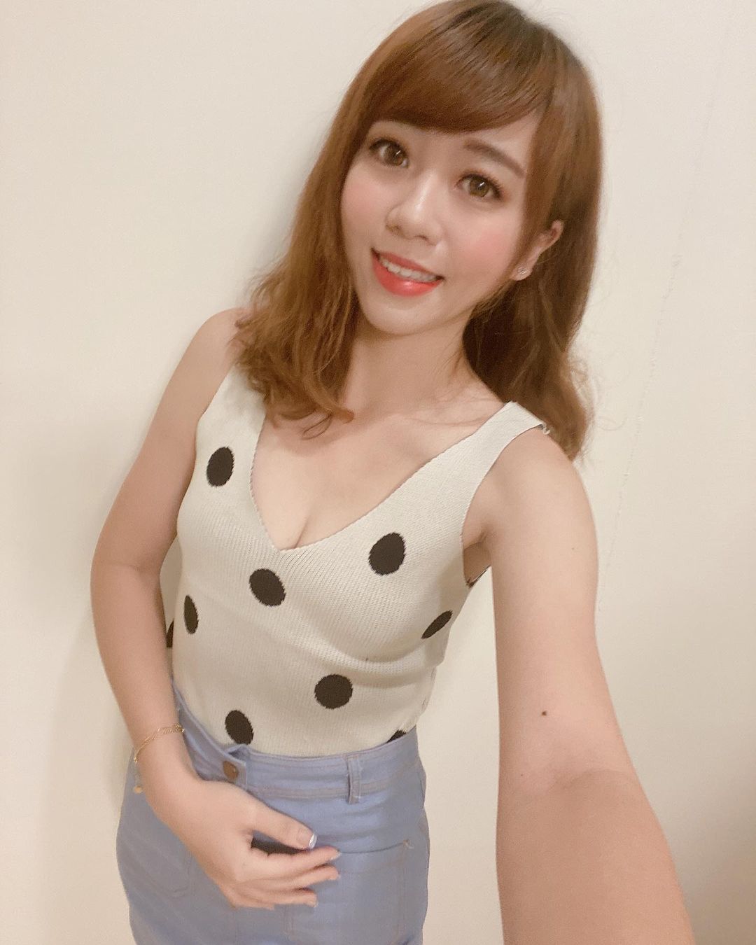 正妹「Miyalin」氣質逼人隨便拍張都超美，皮膚白皙長輩還總是從領口呼之欲出 - 美女圖 -
