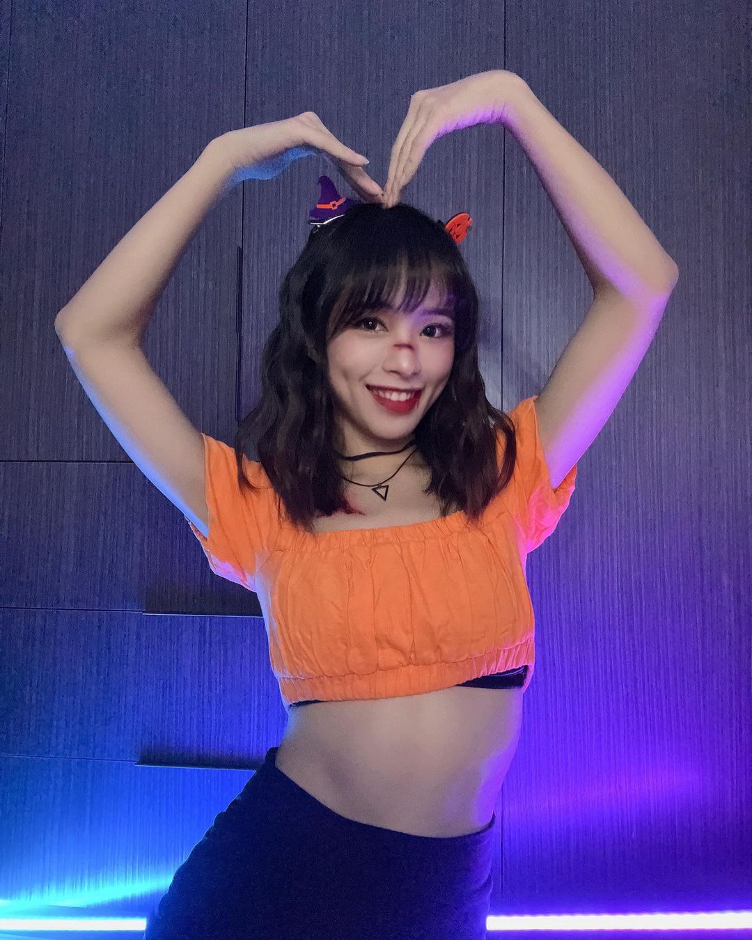 惹火奶妹「辰羚Brinny」火辣原乳放送中！低胸造型展現迷人身材！ - 美女圖 -