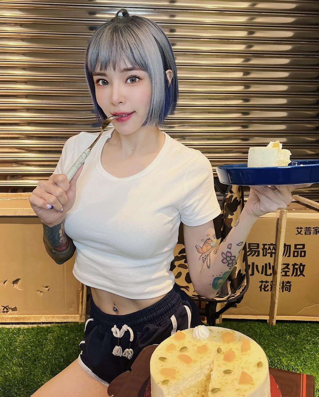 短髮爆乳DJ「紀曉嵐AraSHi」身材曲線太苗條！「深V馬甲線」好迷人！