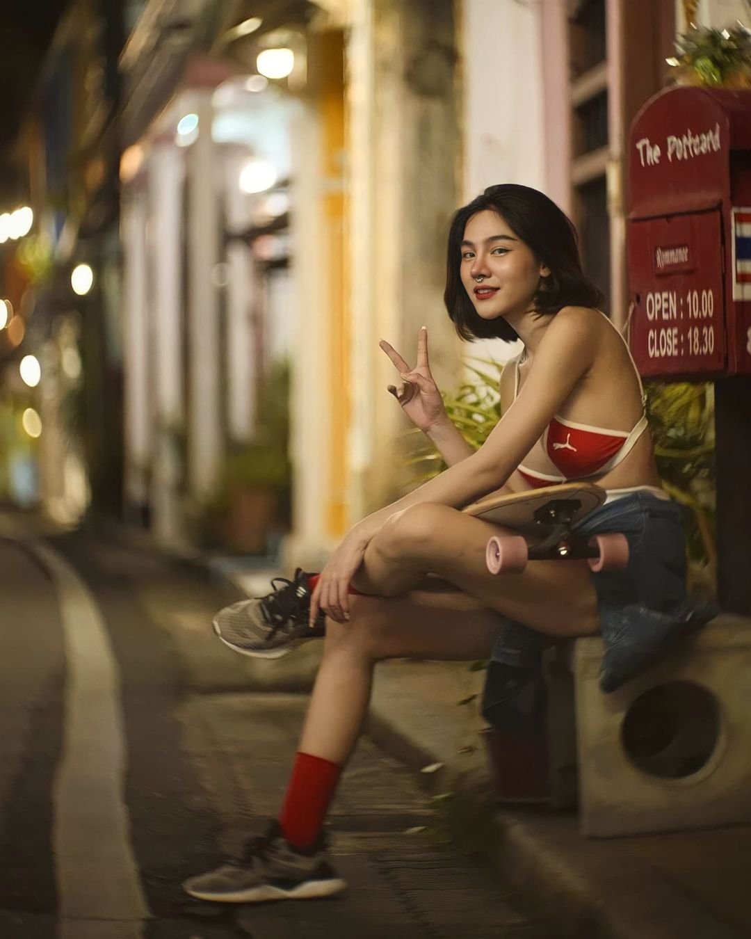 「 短髮巨乳正妹」深夜街頭溜滑板！超清涼爆乳內衣＋小熱褲，滑到哪都搶眼！
