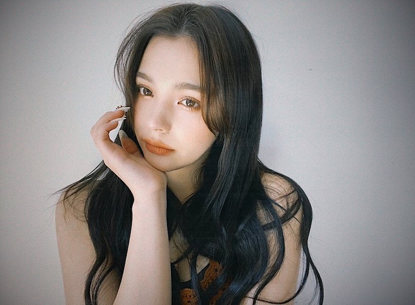 字母哥球迷是「暗黑系混血正妹」，「撩人的曲線」太讓人著迷！