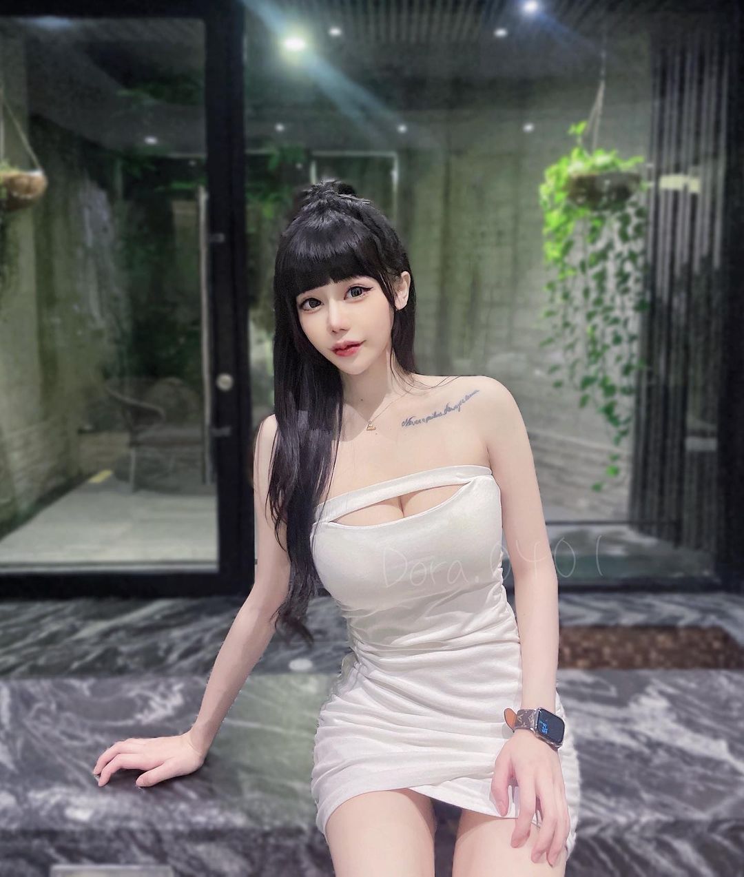 巨乳洋娃娃「朵菈 Dora」精緻五官和火辣身材像是跨次元美少女
