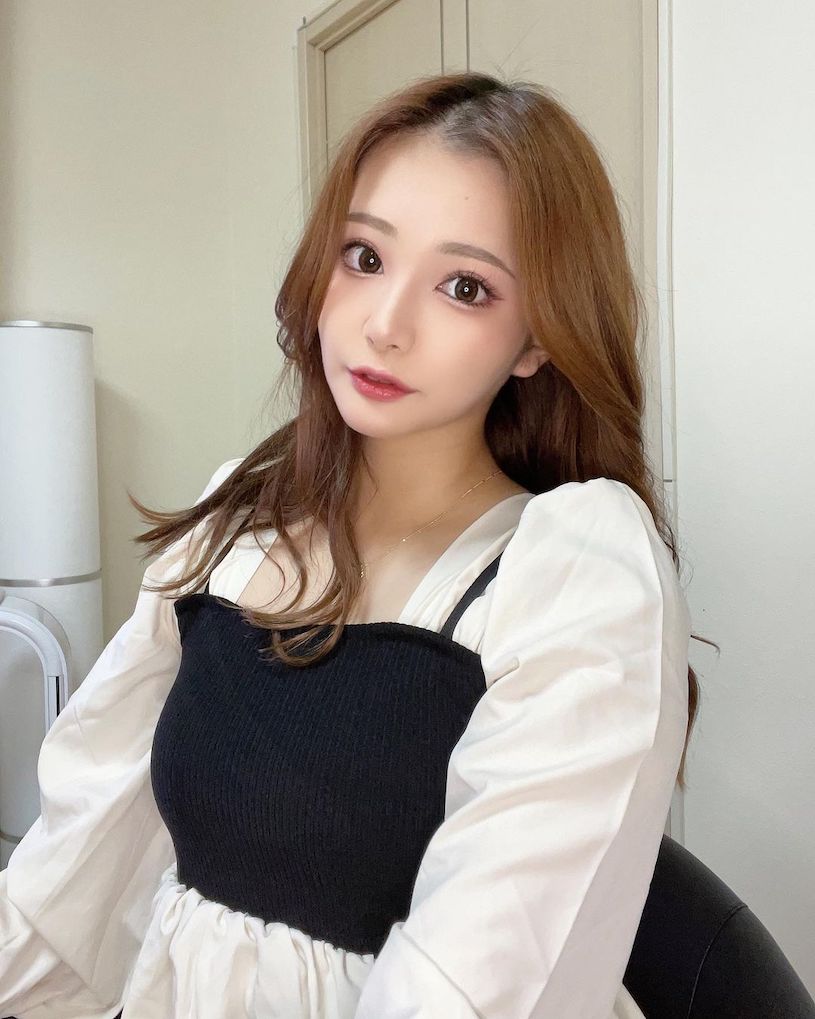 現役女大生「外型美豔動人」，「誘惑的酥胸」好讓人著迷！