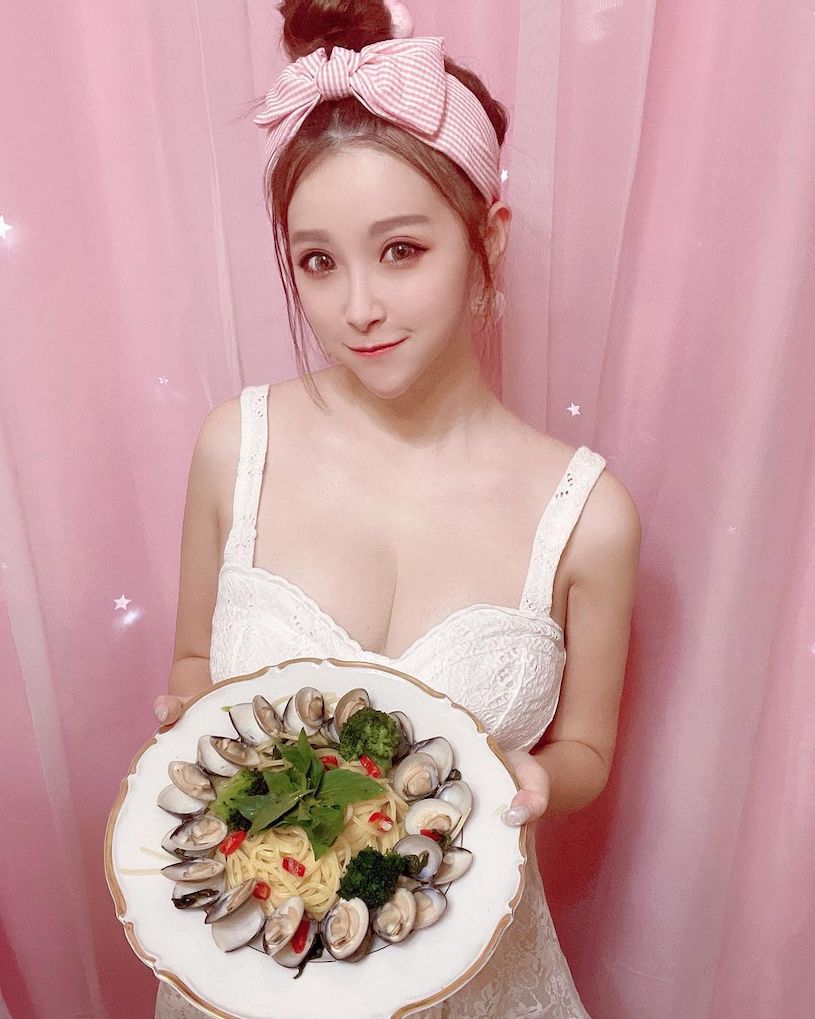 正妹「莉莉安」細肩帶裝展現美乳，「飽滿的乳量」好讓人驚呼！