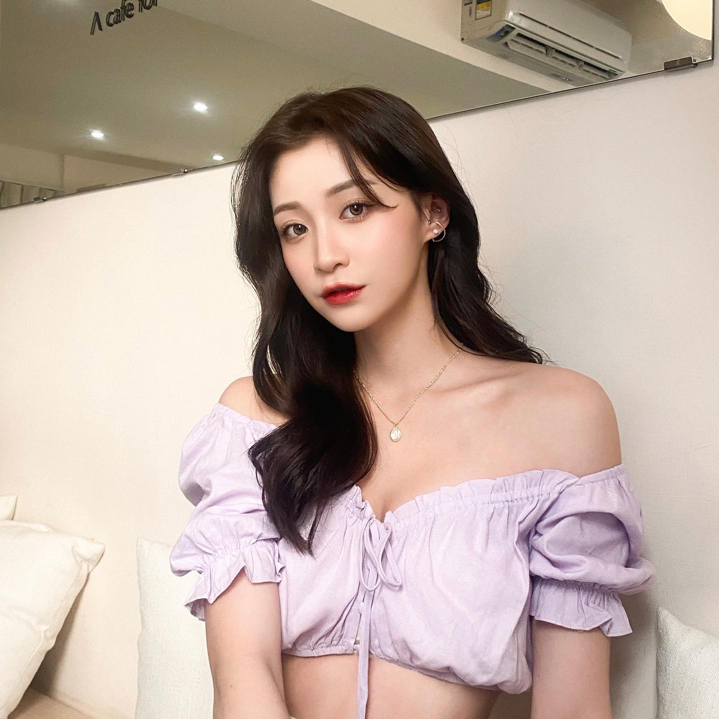 「淡江小天菜」頂樓展「銷魂紙片腰」，絕美燦笑直搗網友理智