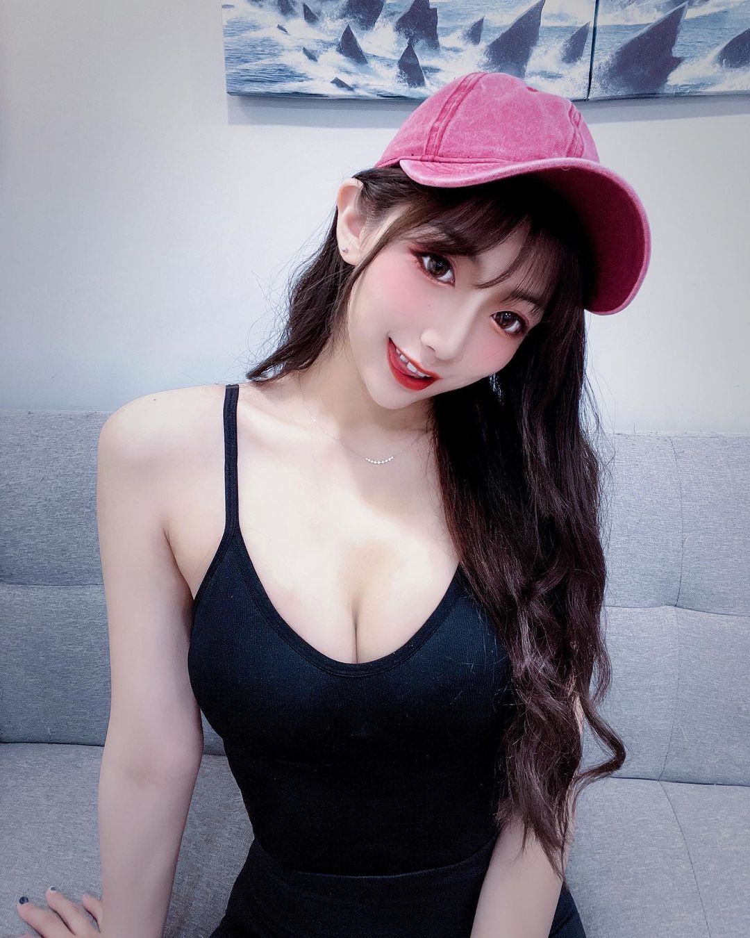 豪大大美女「小沄熙」美乳都看光了「乳波蕩漾」事業線超深長，大露火辣身材！ - 美女圖 -
