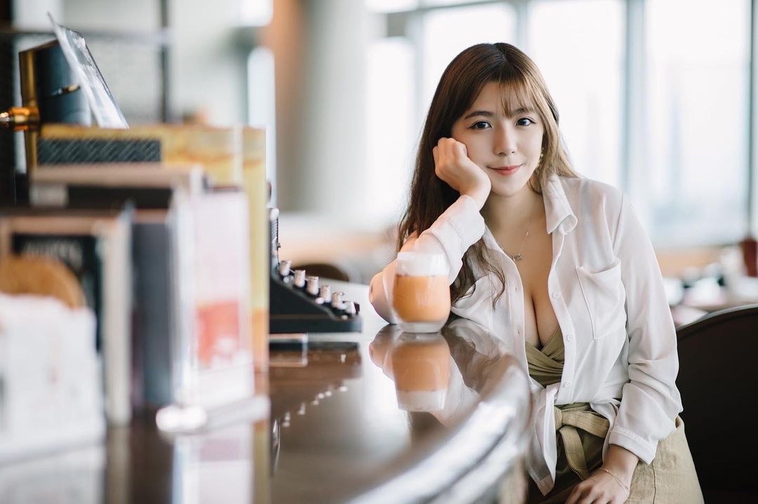 「猛奶甜妹」吧檯倒乳超可口，「暴力J Cup」讓人不喝先醉