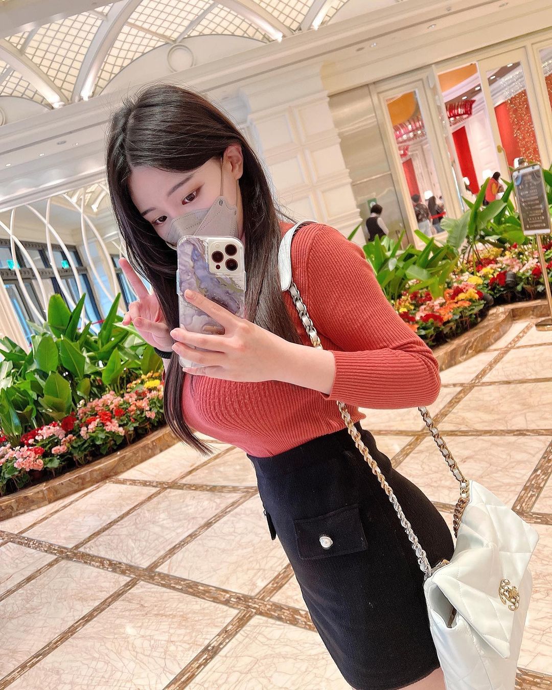 「長髮巨乳正妹」席地採草莓！豐滿雙球＋白嫩美腿讓人口水狂流！