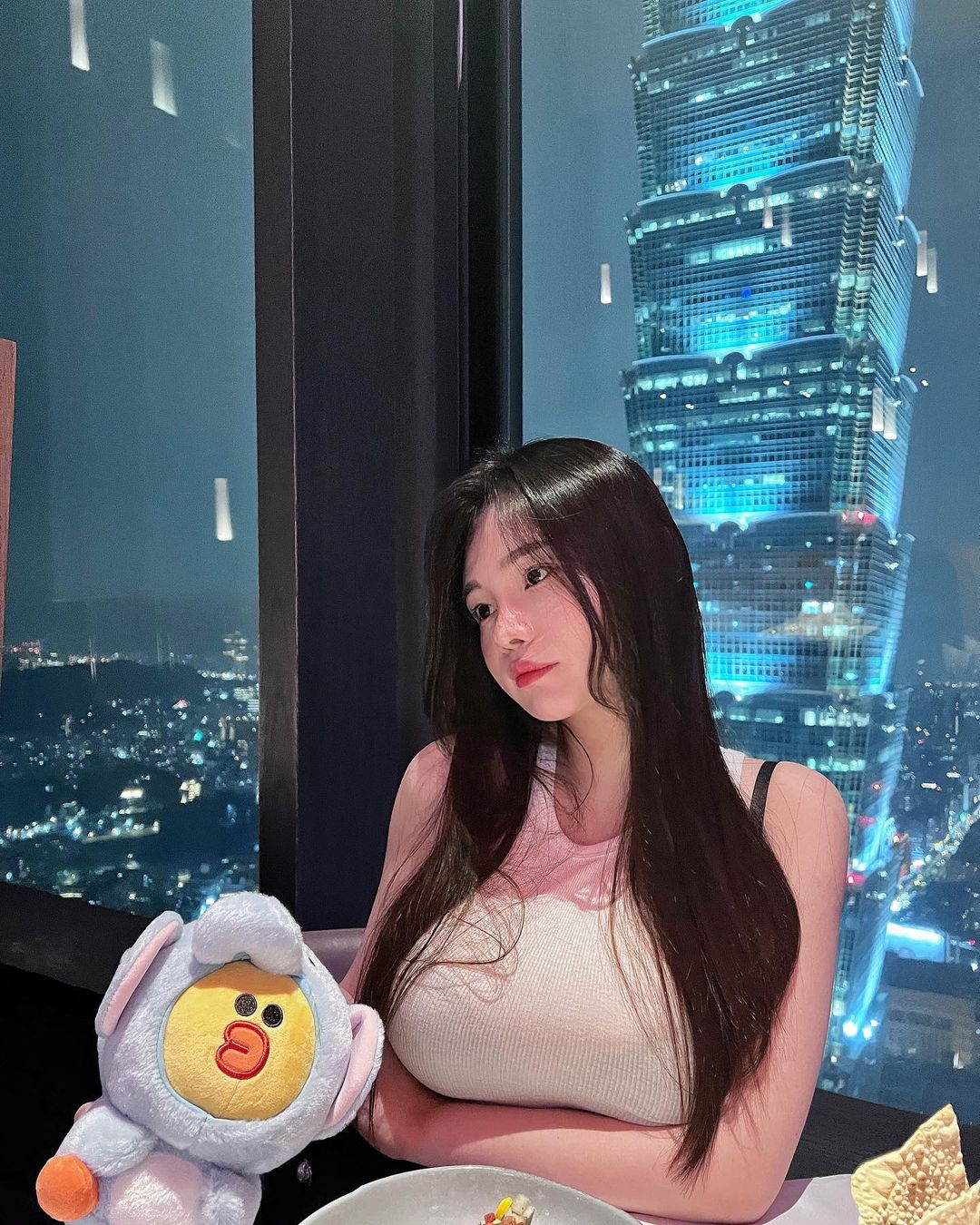 「長髮巨乳正妹」席地採草莓！豐滿雙球＋白嫩美腿讓人口水狂流！