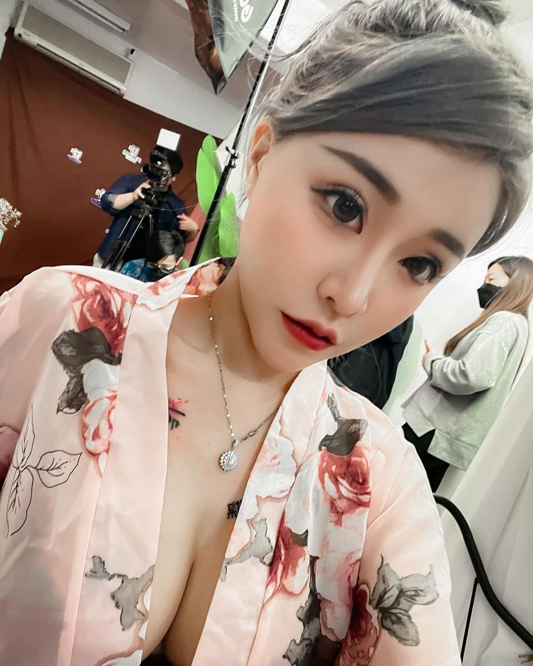 S2O前哨派對玩瘋！巨乳正妹Abby獻上「特調奶酒」超解渴