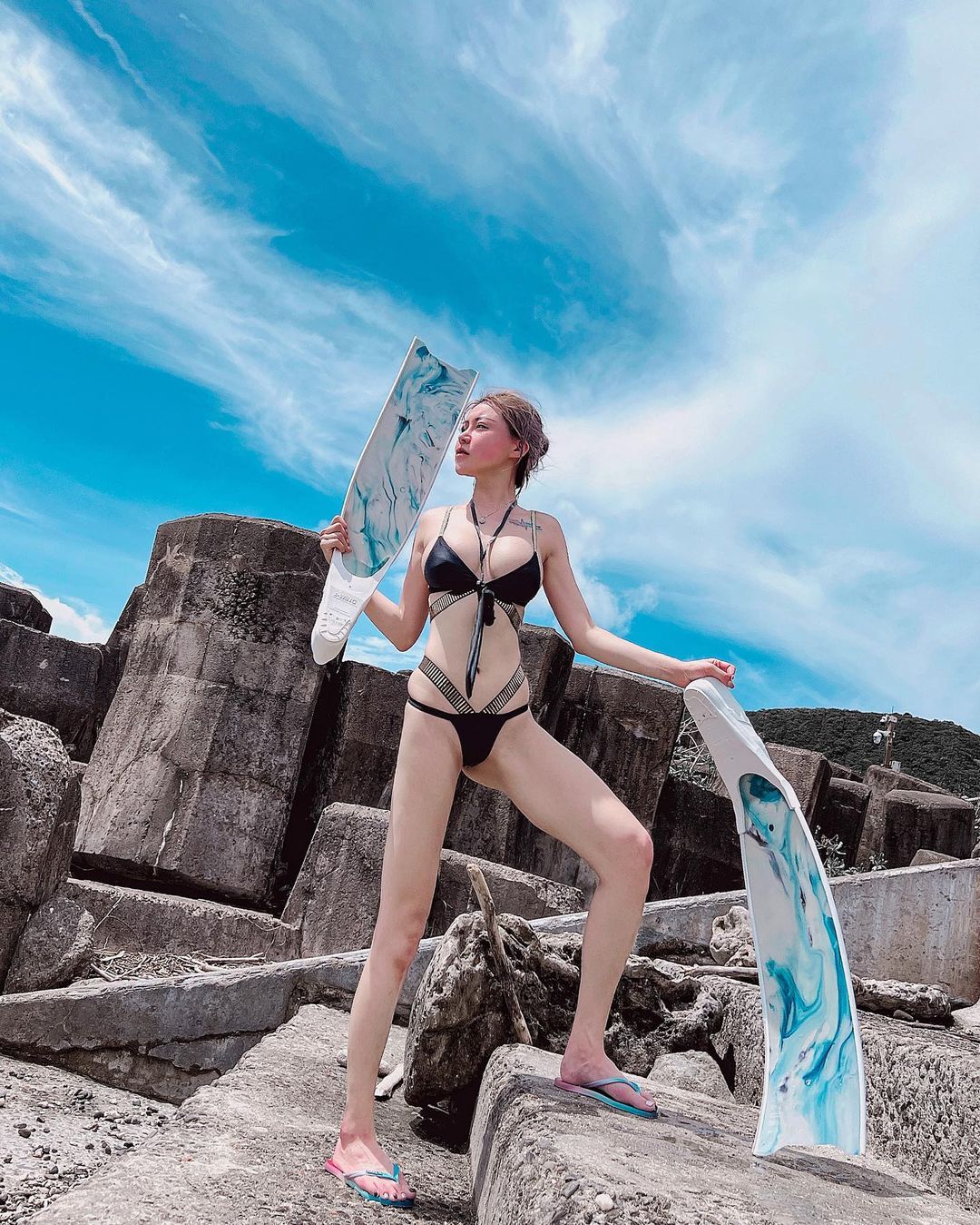 電眼正妹「Abby」挺巨乳打水戰！超清涼噴水畫面讓粉絲大飽眼福！