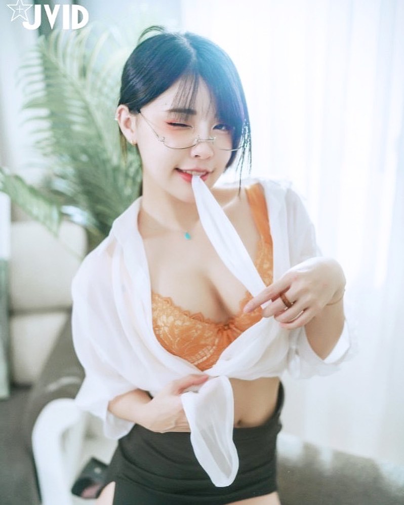 清甜眼鏡妹「苡琍」放學解放自我，掀裙解扣秒蹦「豐滿北半球」！