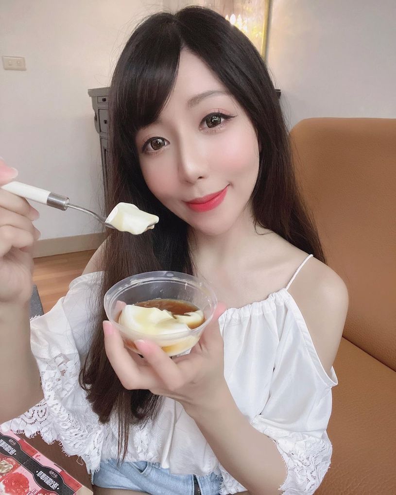 長髮女神「步步」性感吃茶凍，小露香肩「曲線好撩人」！