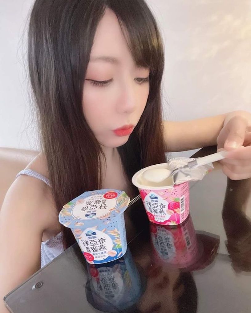 長髮女神「步步」性感吃茶凍，小露香肩「曲線好撩人」！