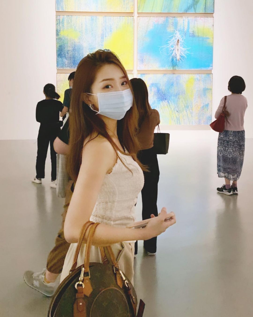 陽光正妹首PO比基尼照！「美乳長腿」比例好犯規，辣到能引發家庭革命！