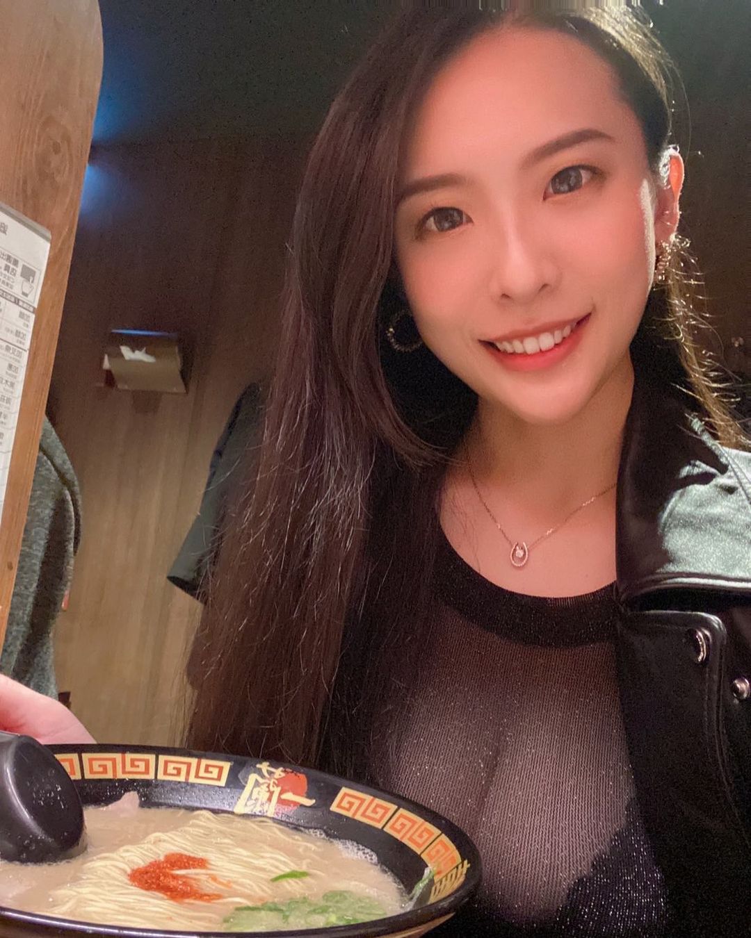 「氣質巨乳妹」最愛爆乳釣魚！乳香滿滿站在岸邊誰能不上鉤？