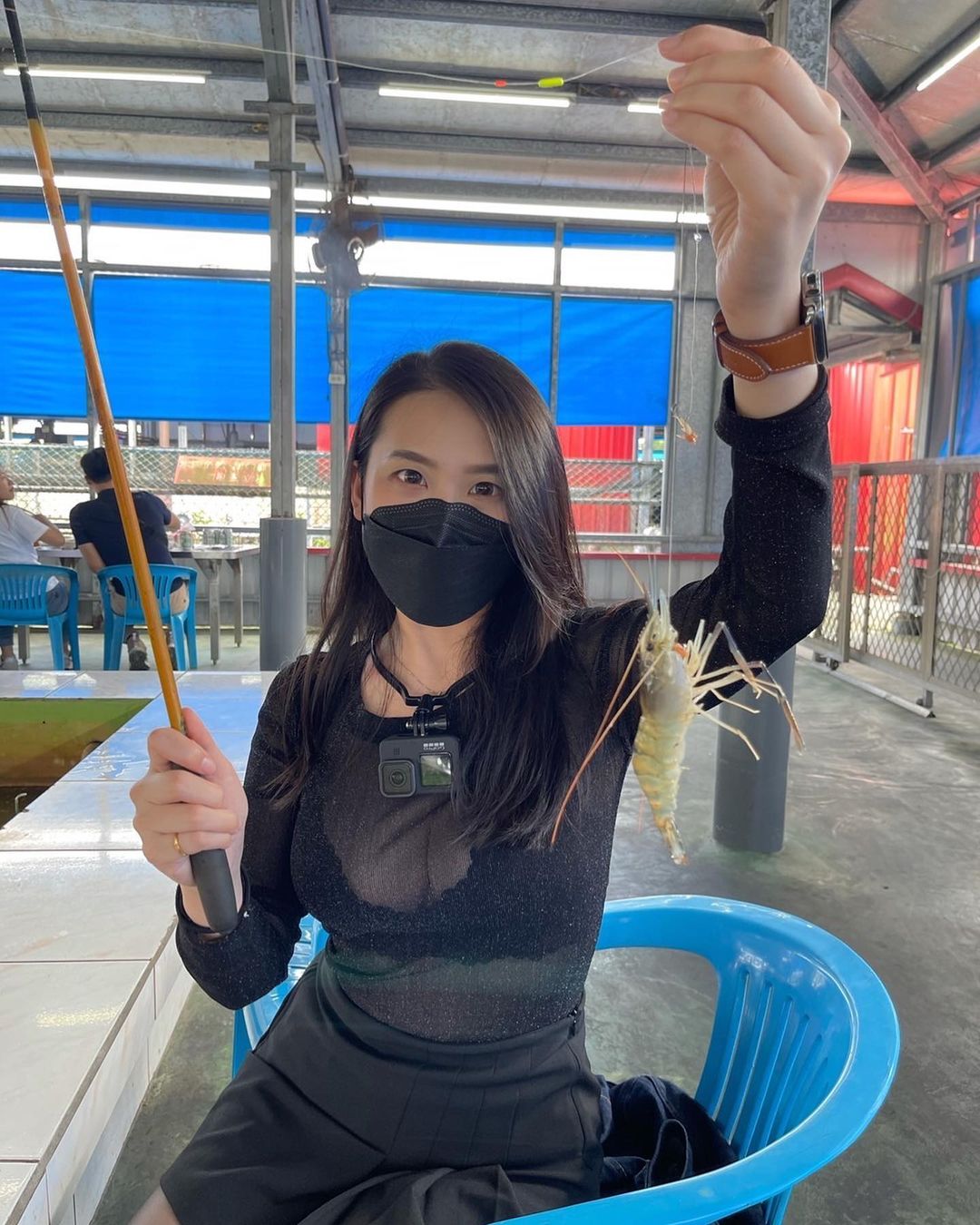 「氣質巨乳妹」最愛爆乳釣魚！乳香滿滿站在岸邊誰能不上鉤？