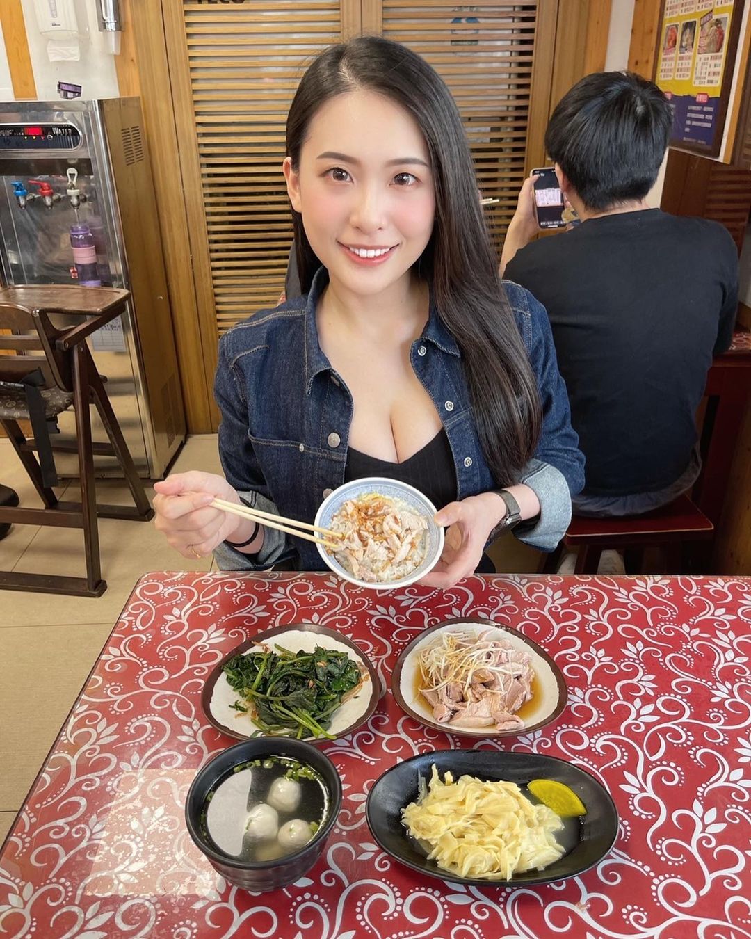 「氣質巨乳妹」最愛爆乳釣魚！乳香滿滿站在岸邊誰能不上鉤？