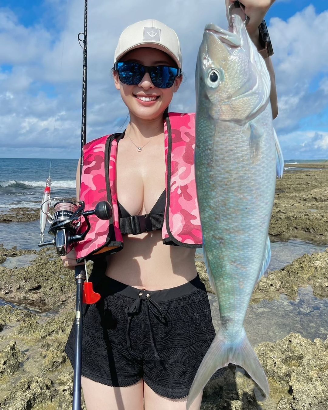 「氣質巨乳妹」最愛爆乳釣魚！乳香滿滿站在岸邊誰能不上鉤？