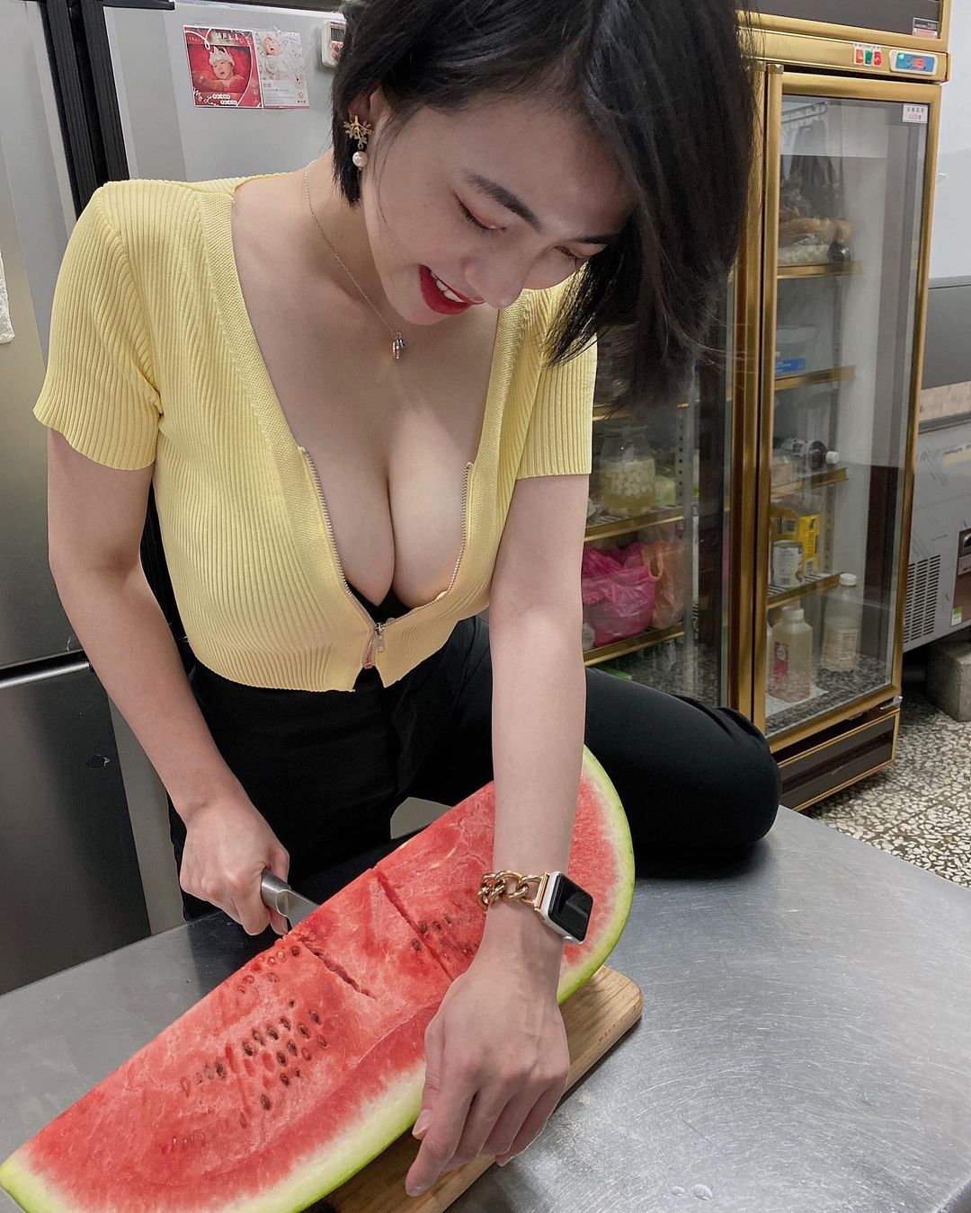 性感短髮御姐「Chi Chin」爆乳切西瓜　網友：想喝西瓜牛奶