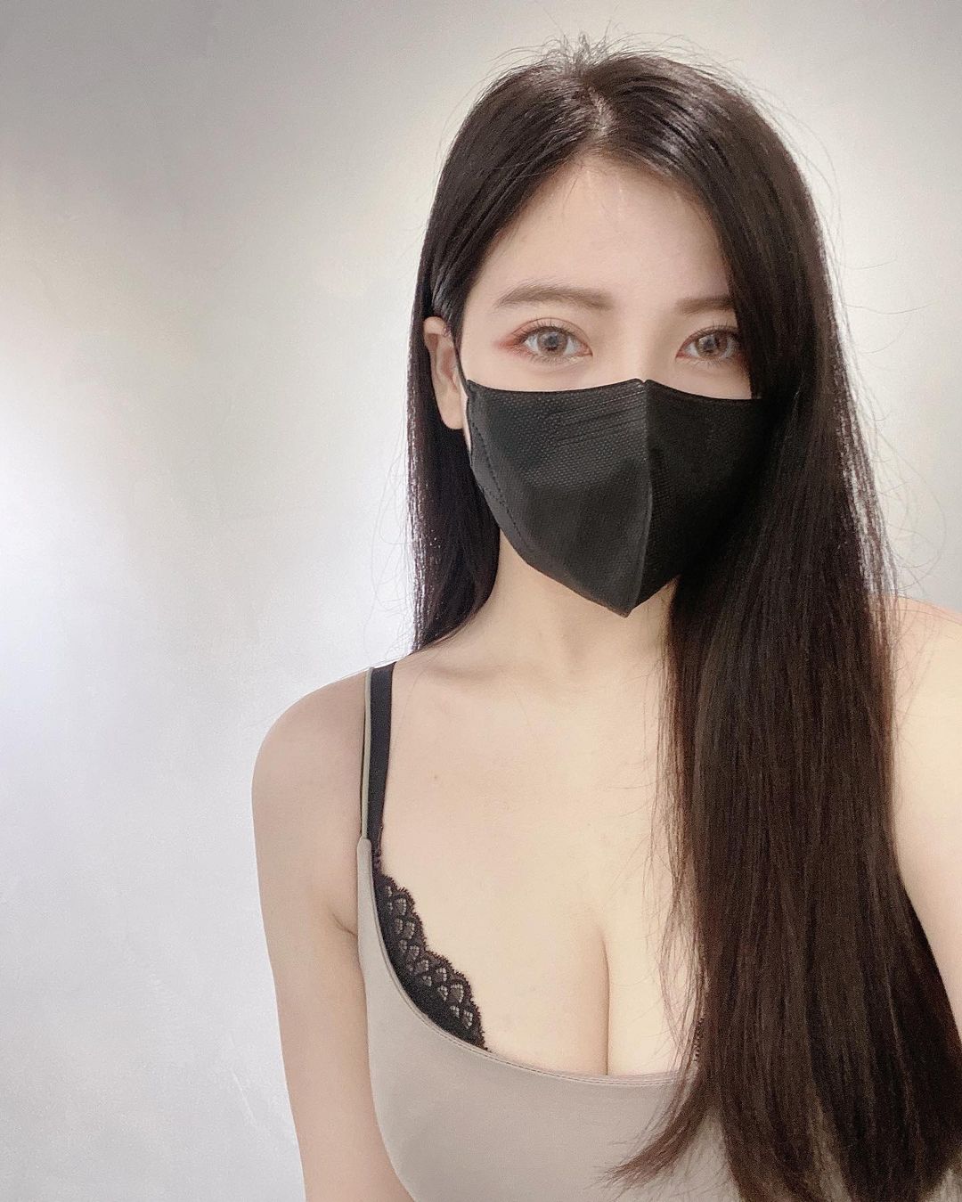 腋下如何？「陽光大眼妹」健身濕透邪惡部位，網讚嘆：「汗都是香的！」