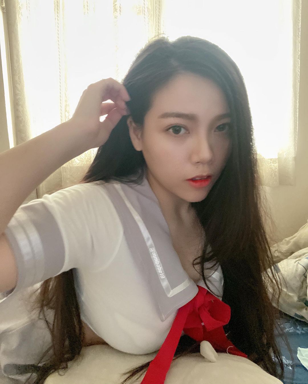 腋下如何？「陽光大眼妹」健身濕透邪惡部位，網讚嘆：「汗都是香的！」