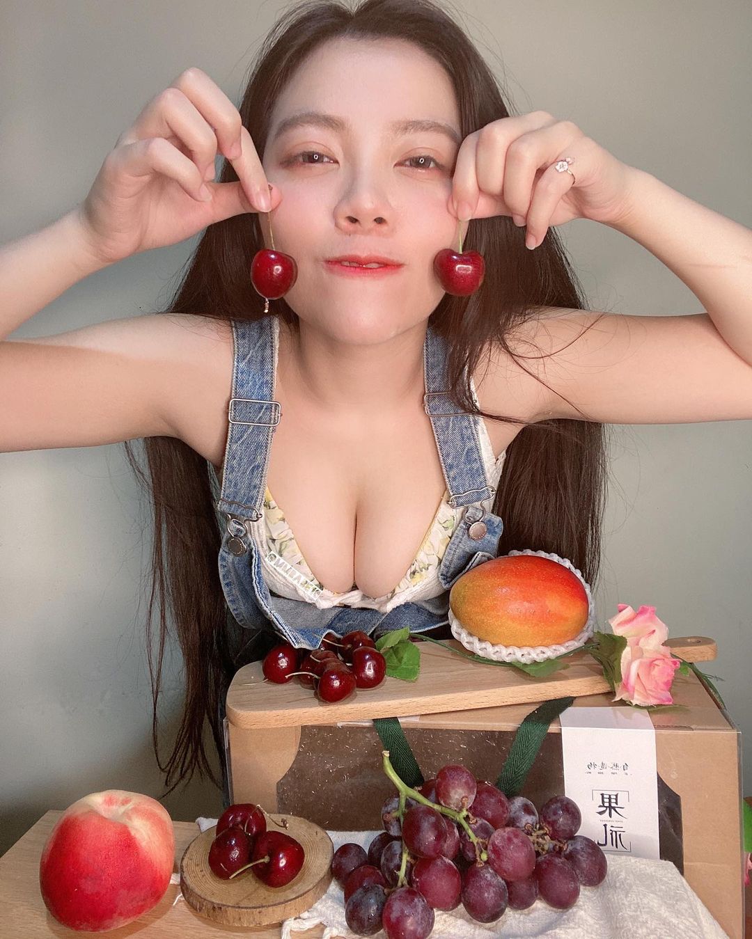 腋下如何？「陽光大眼妹」健身濕透邪惡部位，網讚嘆：「汗都是香的！」