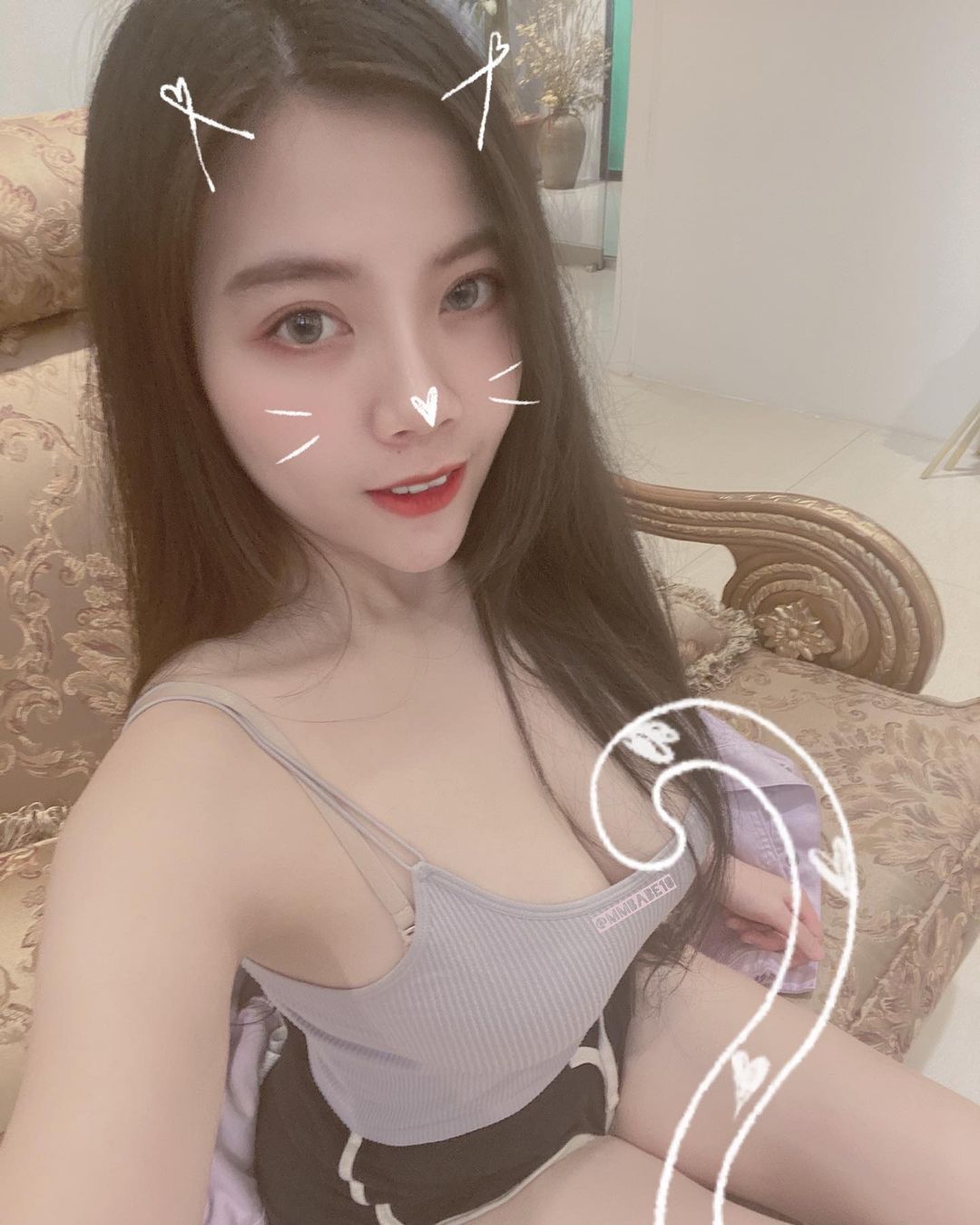 腋下如何？「陽光大眼妹」健身濕透邪惡部位，網讚嘆：「汗都是香的！」