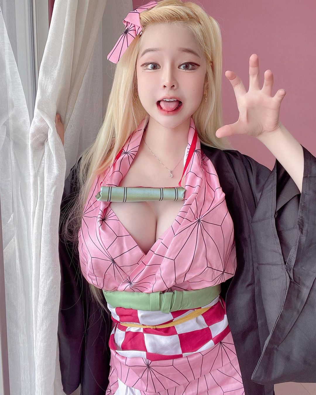 精靈系巨乳妹化身「女版索爾」揮槌　網友：胸肌比索爾還大