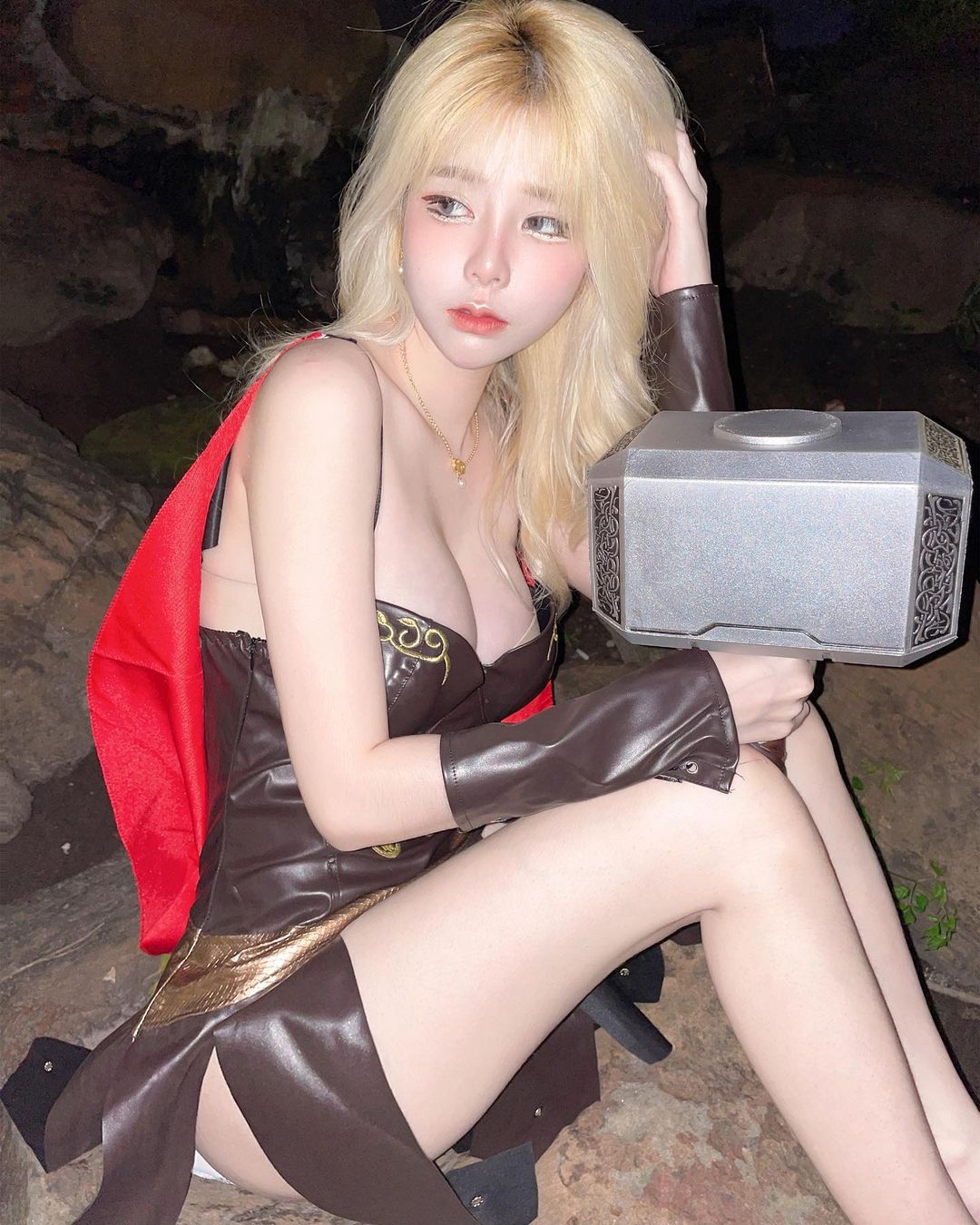 精靈系巨乳妹化身「女版索爾」揮槌　網友：胸肌比索爾還大