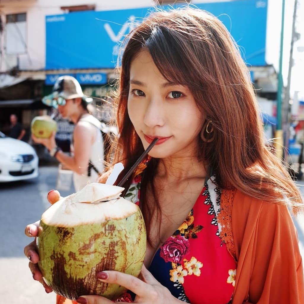 陽光正妹泳裝開中路秀「人字豪乳」！超強「水滴奶」弧度好完美！