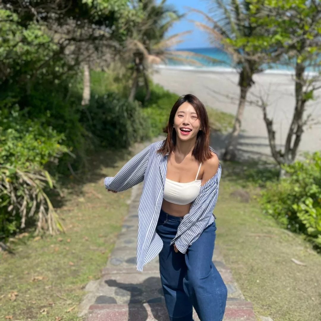 陽光正妹泳裝開中路秀「人字豪乳」！超強「水滴奶」弧度好完美！