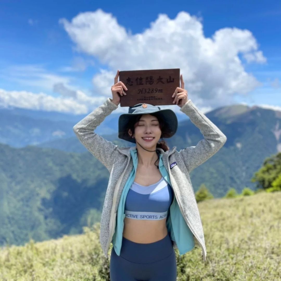 陽光正妹泳裝開中路秀「人字豪乳」！超強「水滴奶」弧度好完美！