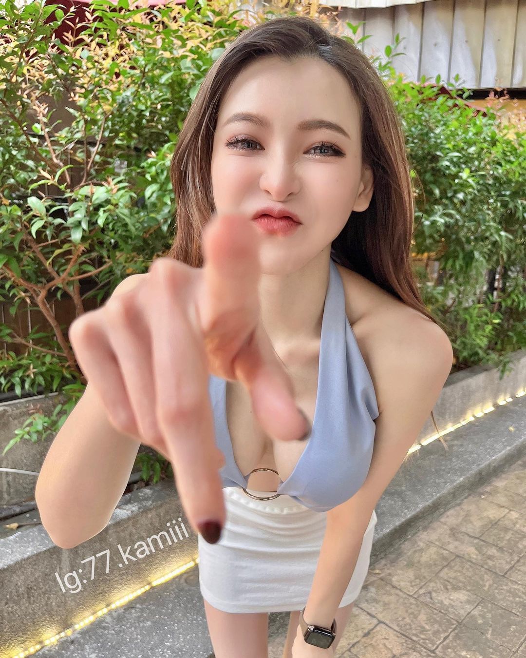 跪求轉正！寶雅驚見長腿正妹「鄭琦」，邪惡開洞裝更現「鮮嫩南半球」！