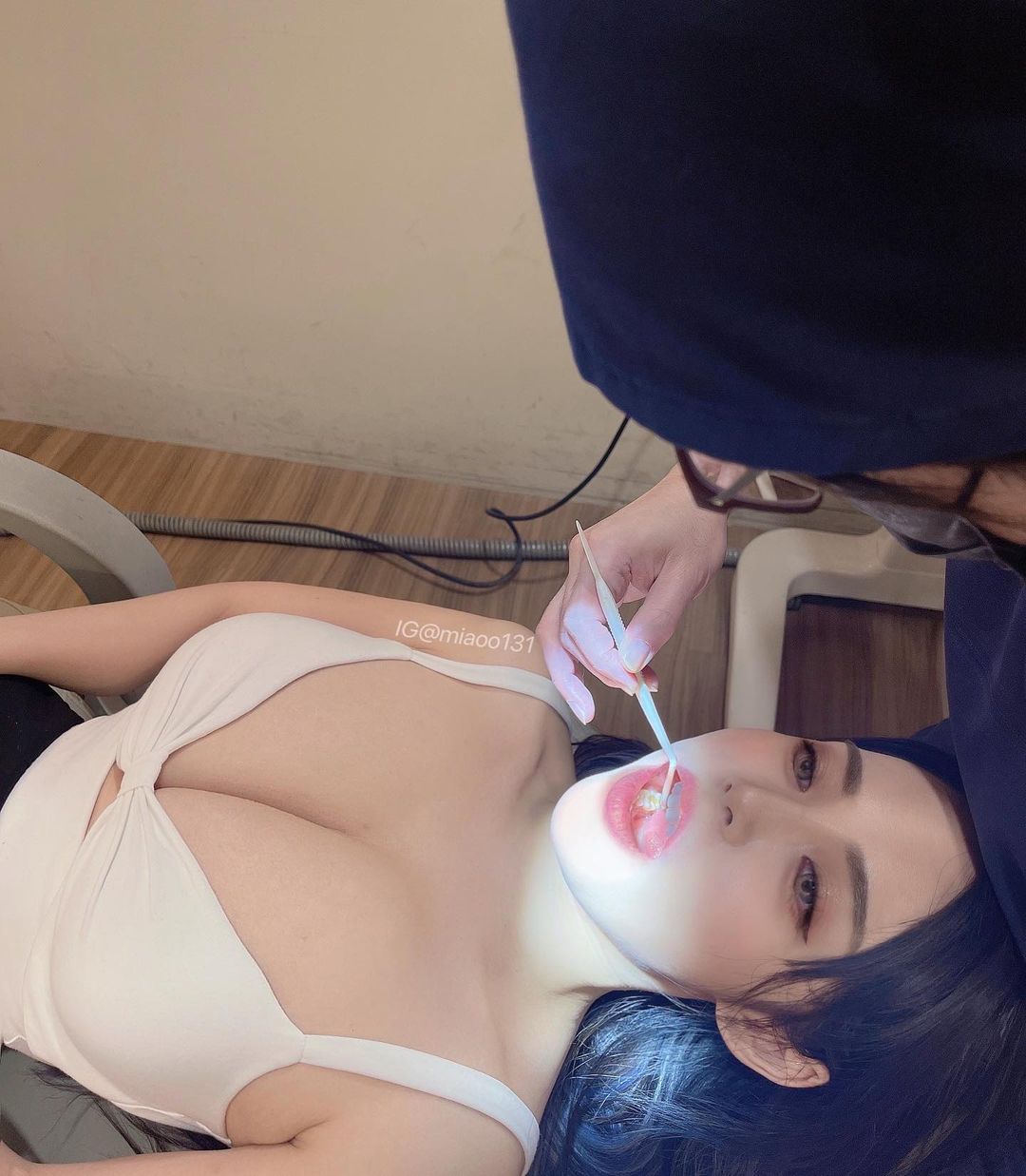 肝連妹「周苗苗」爆乳看牙醫　兇猛氣勢要給下馬威？