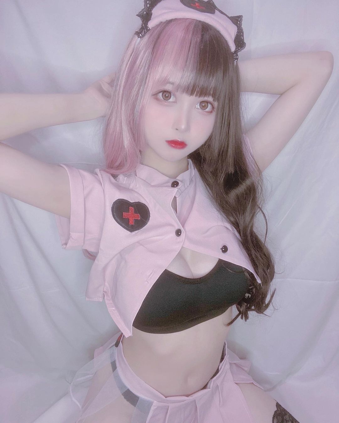 清甜正妹「小黎」白皙嫩乳奶壓全場，火辣雙峰呼之欲出「深邃乳溝」受不了！ - 美女圖 -
