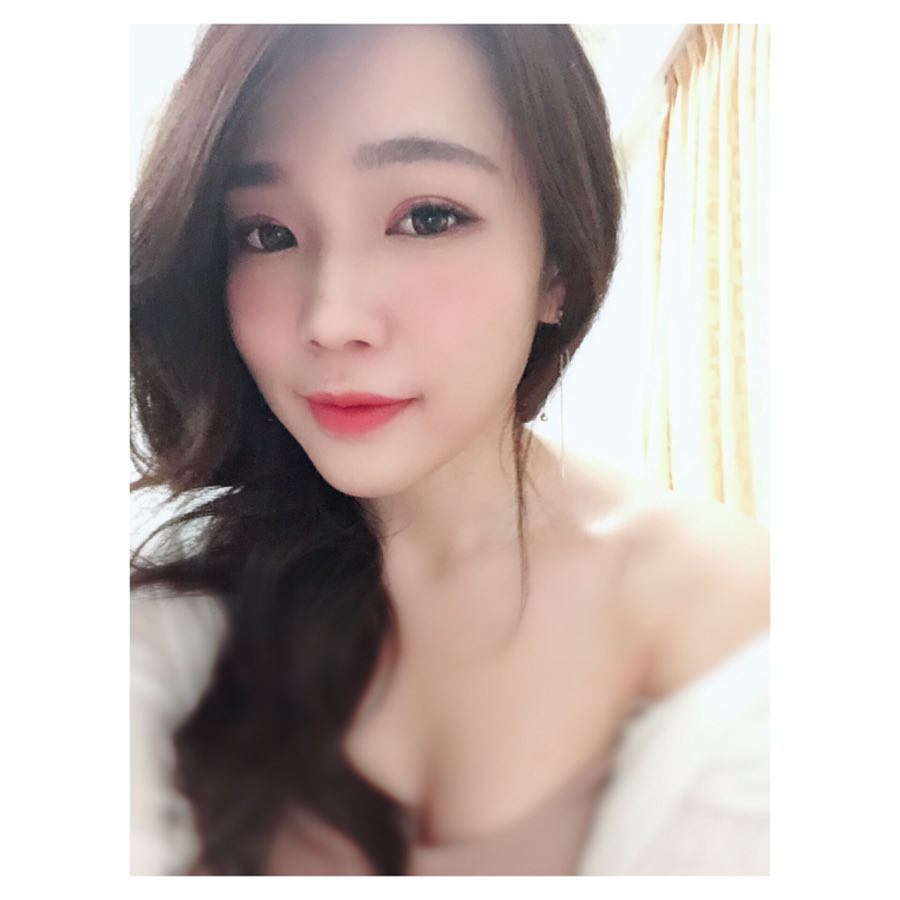 逆天長腿妹「Cynthia」整個畫面又白又亮呀！ 挑逗的「火辣身材」畫面無極限 - 美女圖 -