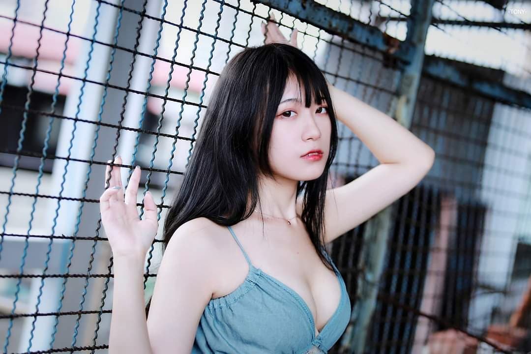 「性感少女」側躺擠弄超深海溝，兩顆「猛烈炸彈」快被引爆