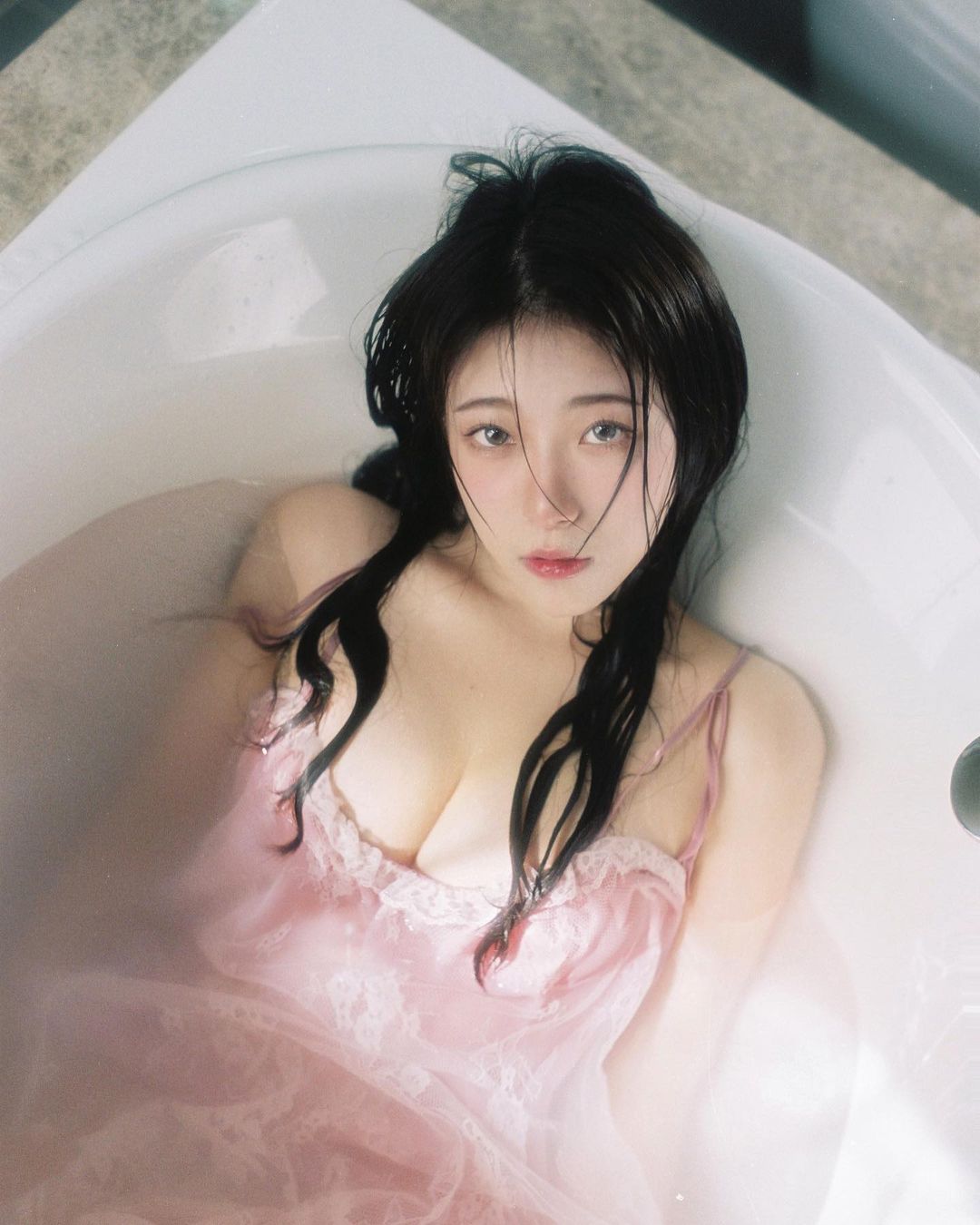 「性感少女」側躺擠弄超深海溝，兩顆「猛烈炸彈」快被引爆