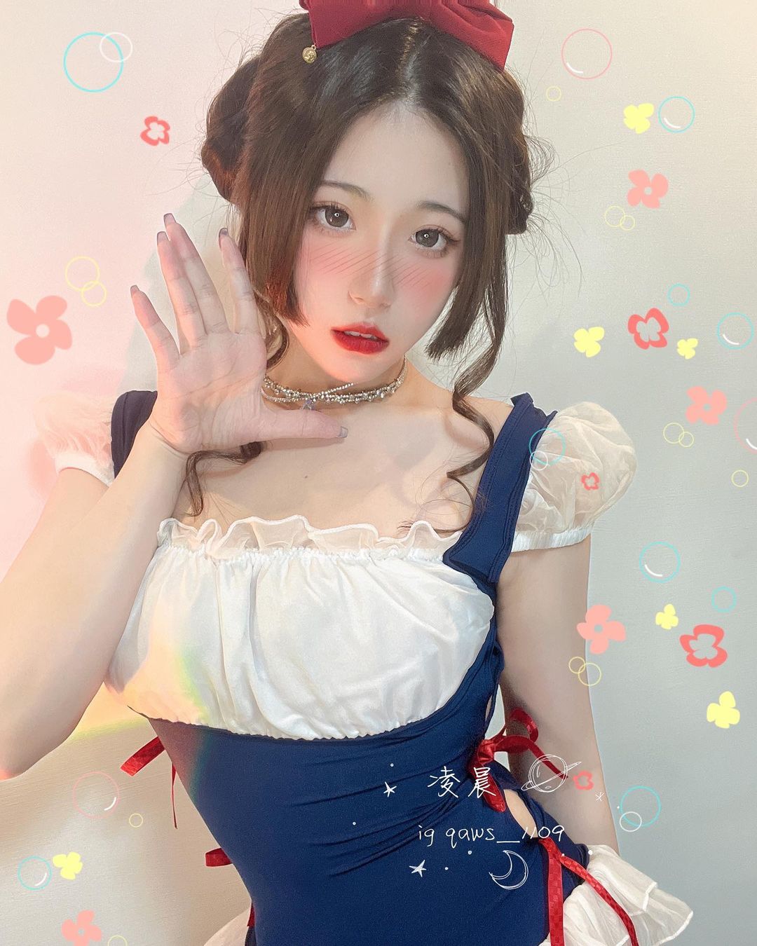 「性感少女」側躺擠弄超深海溝，兩顆「猛烈炸彈」快被引爆