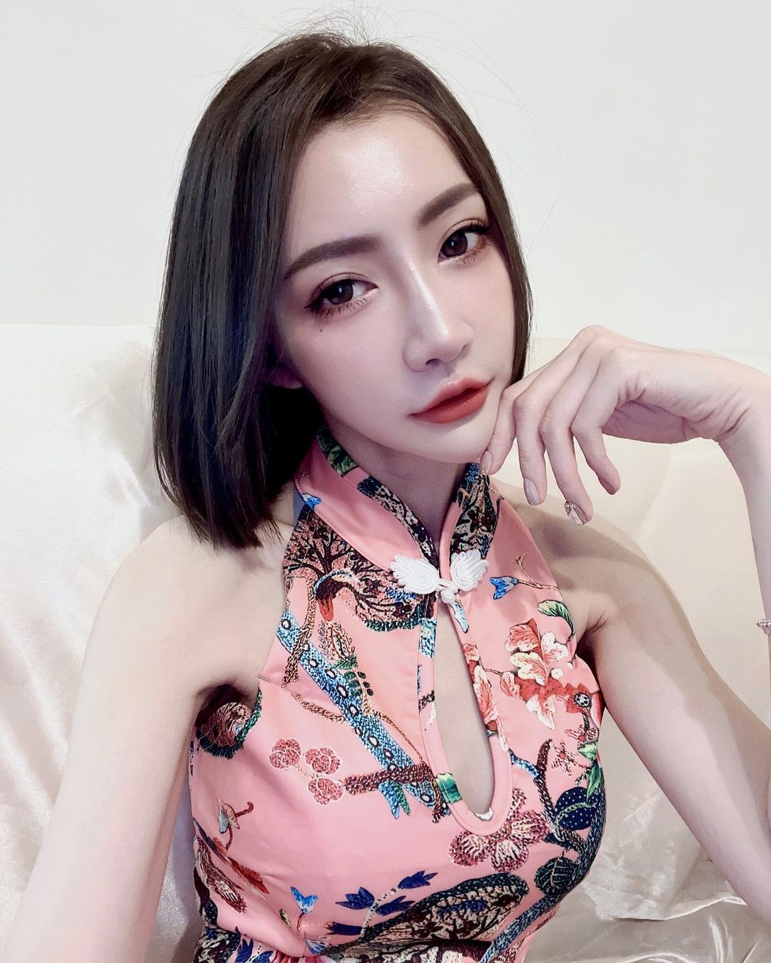 火辣苗條的「巨乳小姊姊」澎湖放風！平口小可愛露「白嫩香肩鎖骨」又瘦又有料！