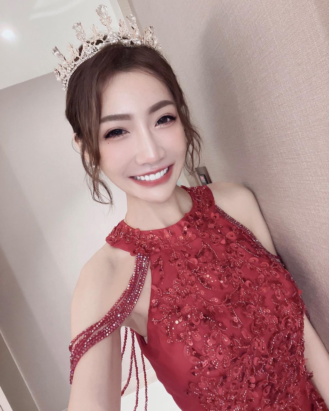 火辣苗條的「巨乳小姊姊」澎湖放風！平口小可愛露「白嫩香肩鎖骨」又瘦又有料！