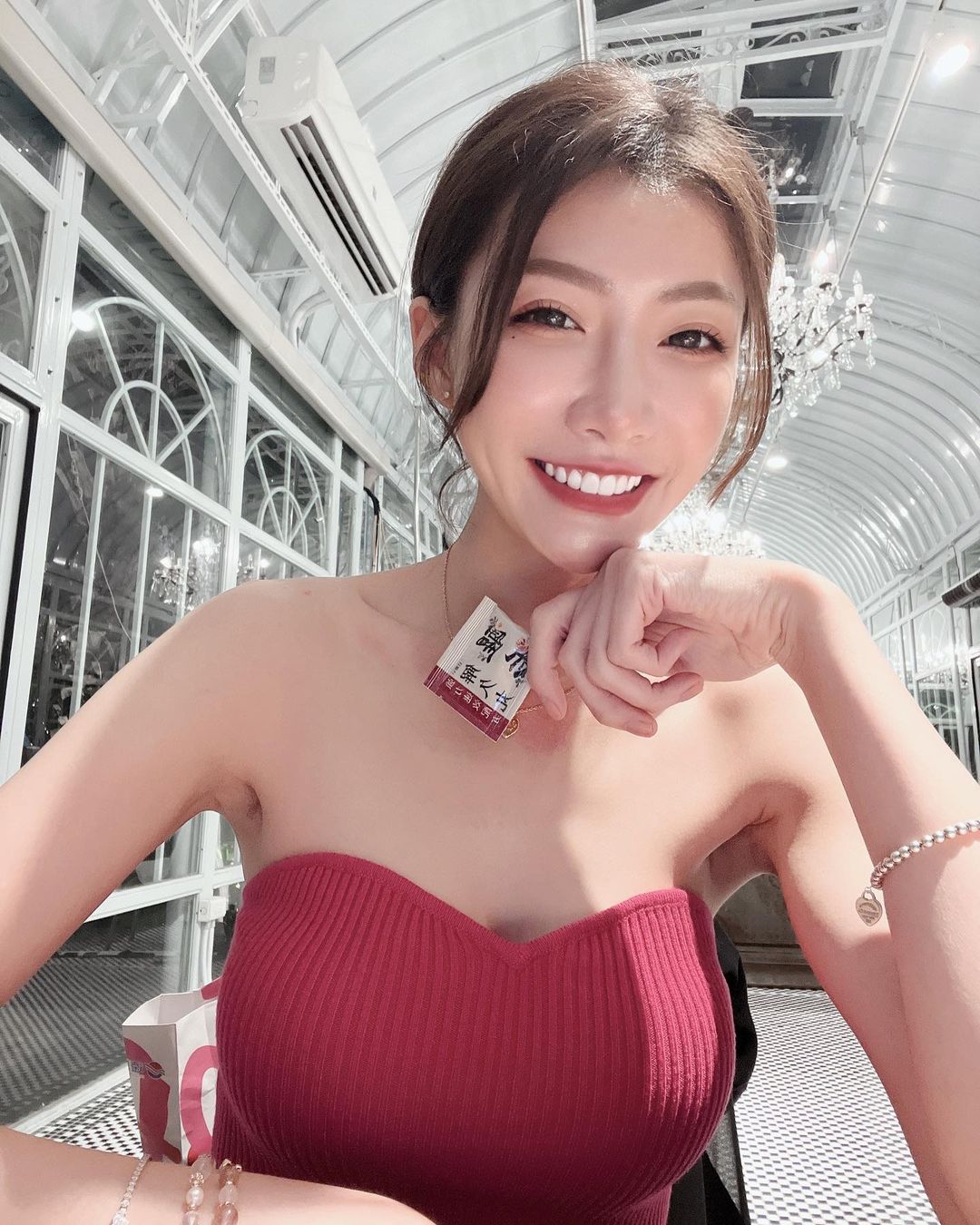 火辣苗條的「巨乳小姊姊」澎湖放風！平口小可愛露「白嫩香肩鎖骨」又瘦又有料！