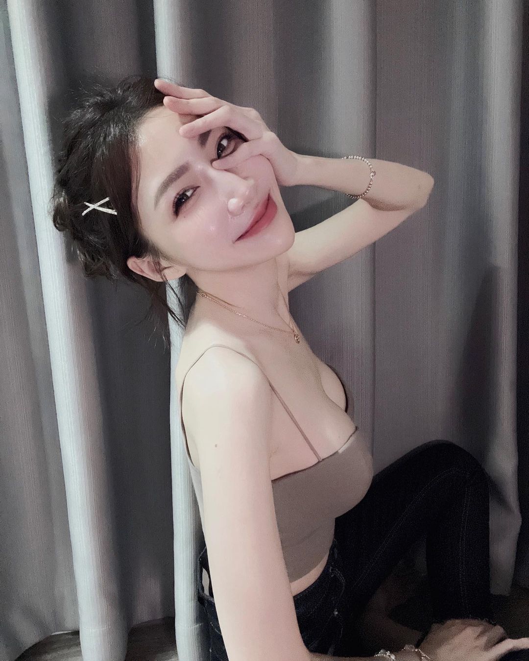 火辣苗條的「巨乳小姊姊」澎湖放風！平口小可愛露「白嫩香肩鎖骨」又瘦又有料！