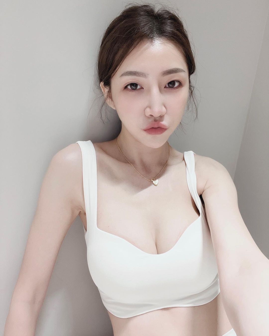 火辣苗條的「巨乳小姊姊」澎湖放風！平口小可愛露「白嫩香肩鎖骨」又瘦又有料！