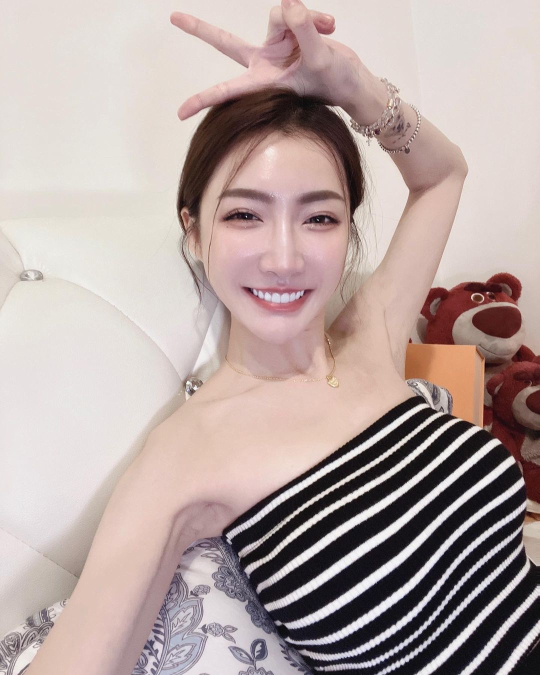 火辣苗條的「巨乳小姊姊」澎湖放風！平口小可愛露「白嫩香肩鎖骨」又瘦又有料！